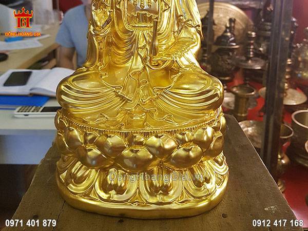 Đài sen Phật Bà Quan Âm ngồi được các nghệ nhân chạm khắc vô cùng sắc nét và sinh động